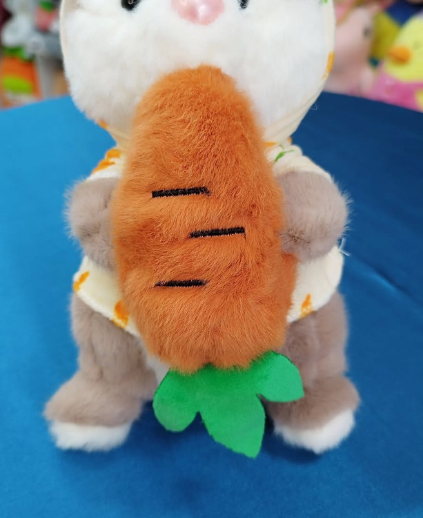 عروسک خرگوش هویج بدست