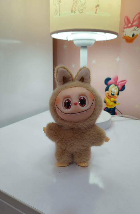 عروسک لبوبو ایستاده