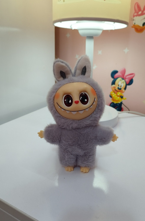 عروسک لبوبو ایستاده