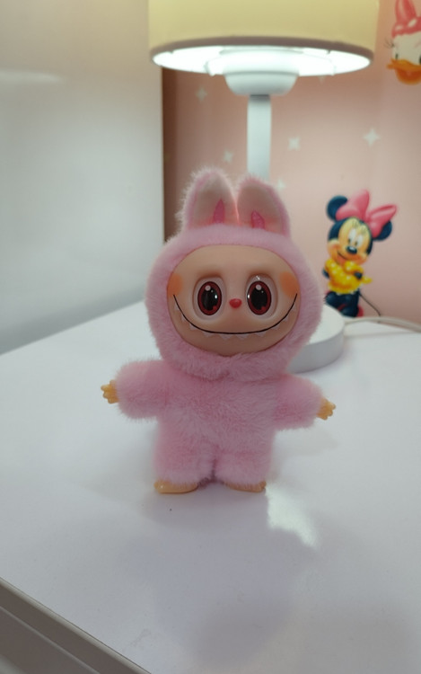 عروسک لبوبو ایستاده