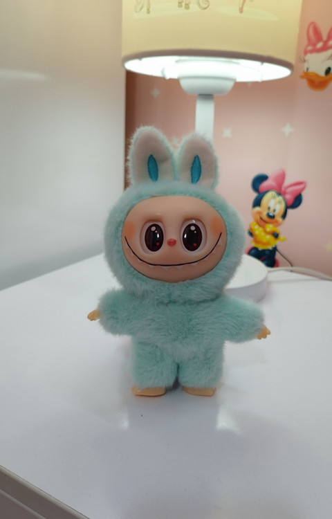 عروسک لبوبو ایستاده