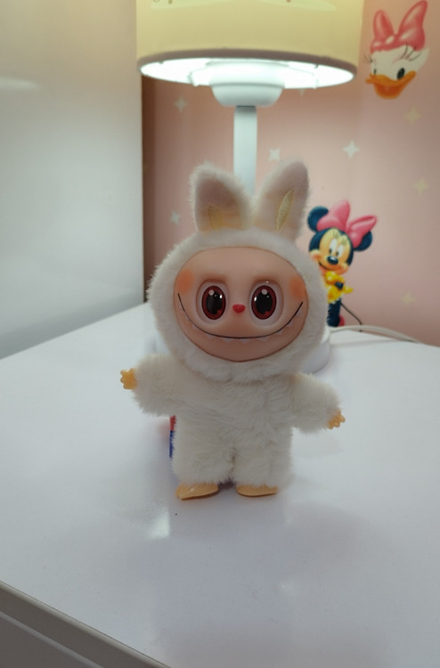 عروسک لبوبو ایستاده