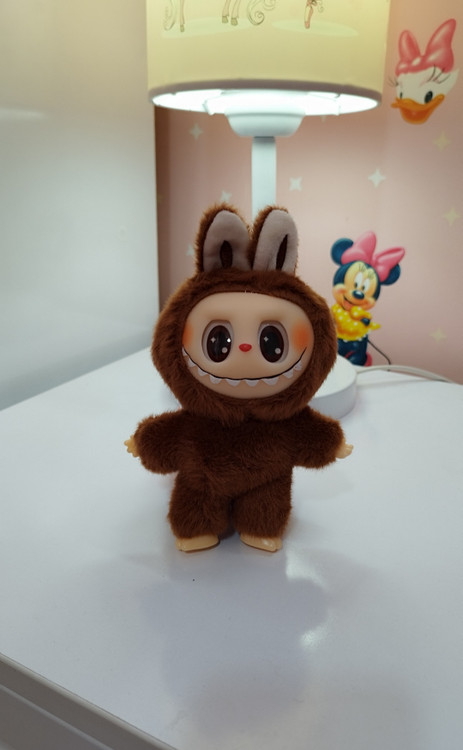 عروسک لبوبو ایستاده