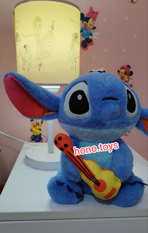 عروسک استیج گیتار بدست