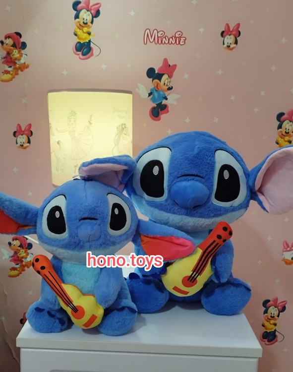 عروسک استیج گیتار بدست