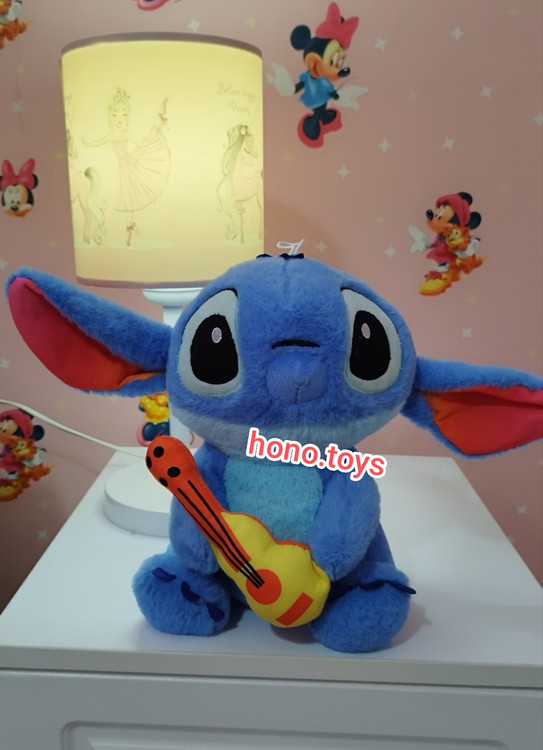 عروسک استیج گیتار بدست