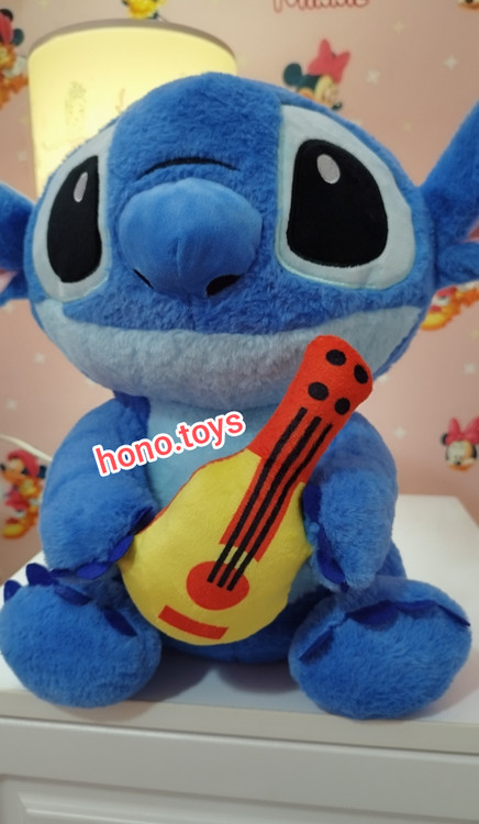 عروسک استیج گیتار بدست