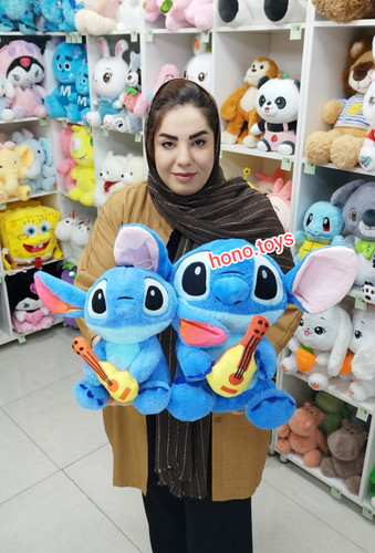 عروسک استیج گیتار بدست