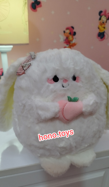 عروسک خرگوش هلو بدست